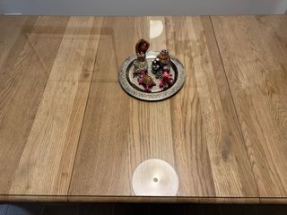 Mesa de comedor de madera y cristal