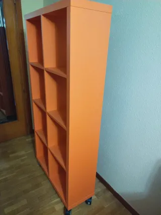 Estantería naranja.