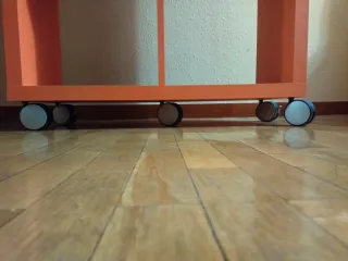 Estantería naranja.