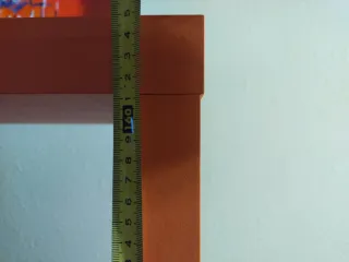 Estantería naranja.