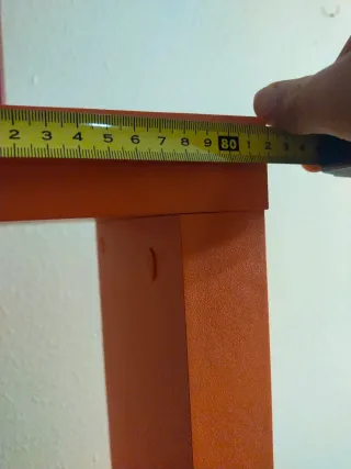 Estantería naranja.