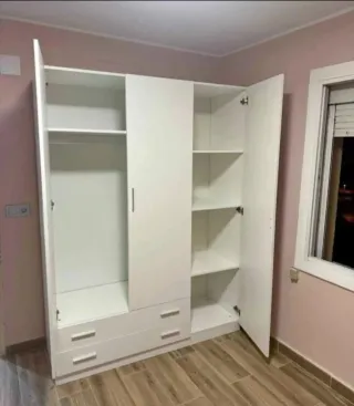 Armario blanco de madera