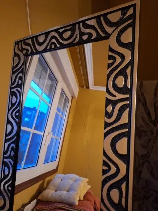 Espejo de pie con marco decorativo