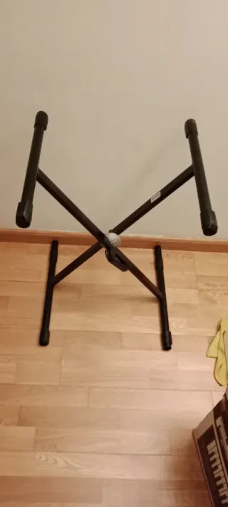 Piano Yamaha PSR-F51 con soporte