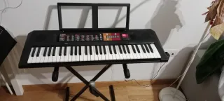 Piano Yamaha PSR-F51 con soporte
