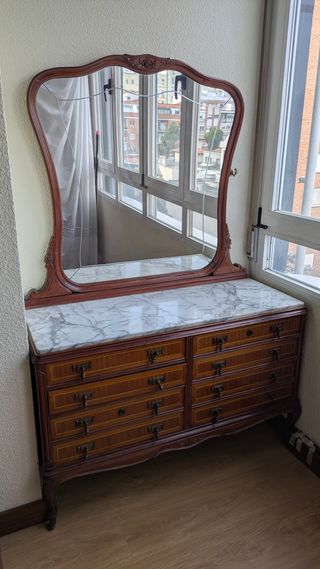 Tocador antiguo con espejo y mármol