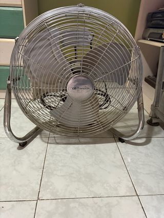 Ventilador de pie Breeze plateado