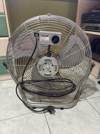 Ventilador de pie Breeze plateado