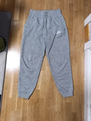 Conjunto deportivo Nike gris niño