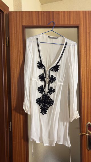 Blusón blanco con bordado negro