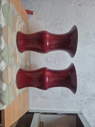 Par de jarrones rojos