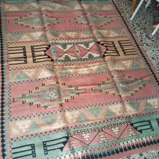 Alfombra de lana rosa y verde