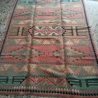 Alfombra de lana rosa y verde