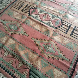 Alfombra de lana rosa y verde