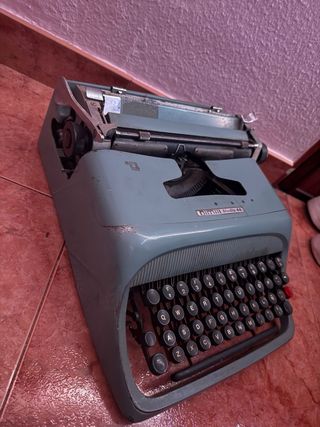 Máquina de escribir Olivetti Studio 44