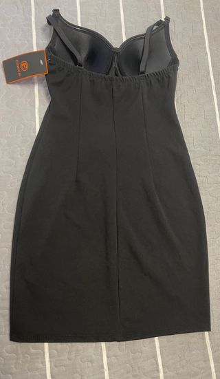 Vestido de fiesta negro con pedrería