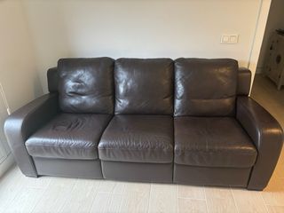 Sofá de piel marrón