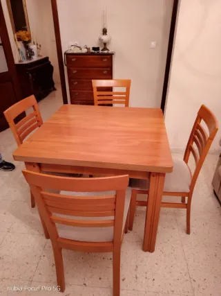 Mesa de comedor con 4 sillas