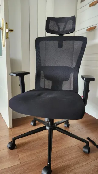 Silla de oficina ergonómica negra