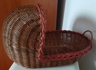 Moisés o cuna de muñecas antigua, mimbre