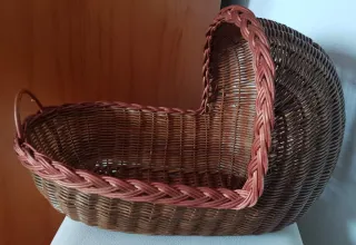 Moisés o cuna de muñecas antigua, mimbre