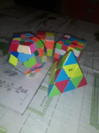 Lote de 4 cubos de rubik