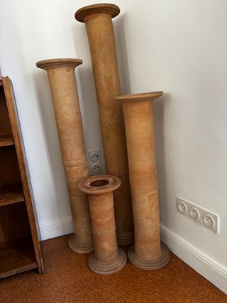 4 columnas de barro decoradas