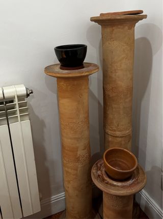 4 columnas de barro decoradas