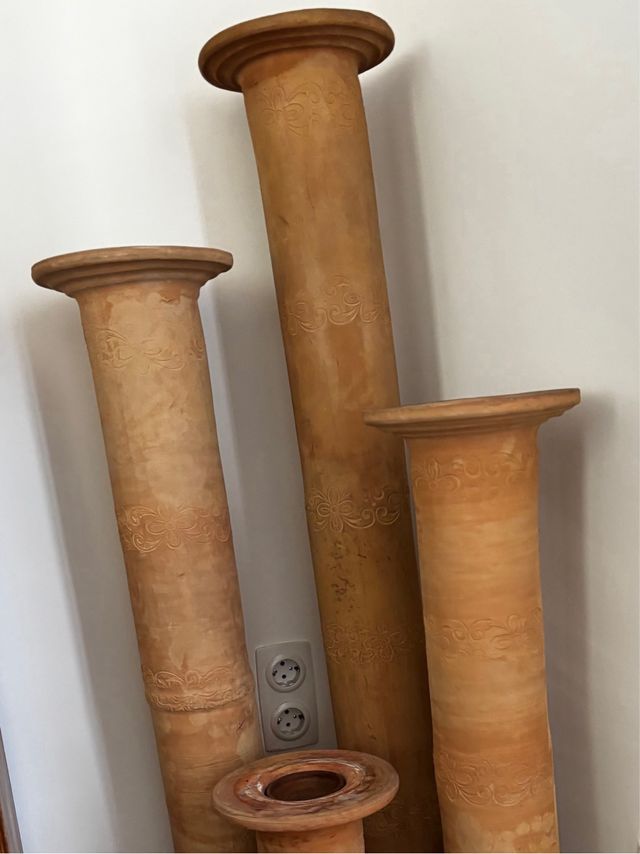 4 columnas de barro decoradas