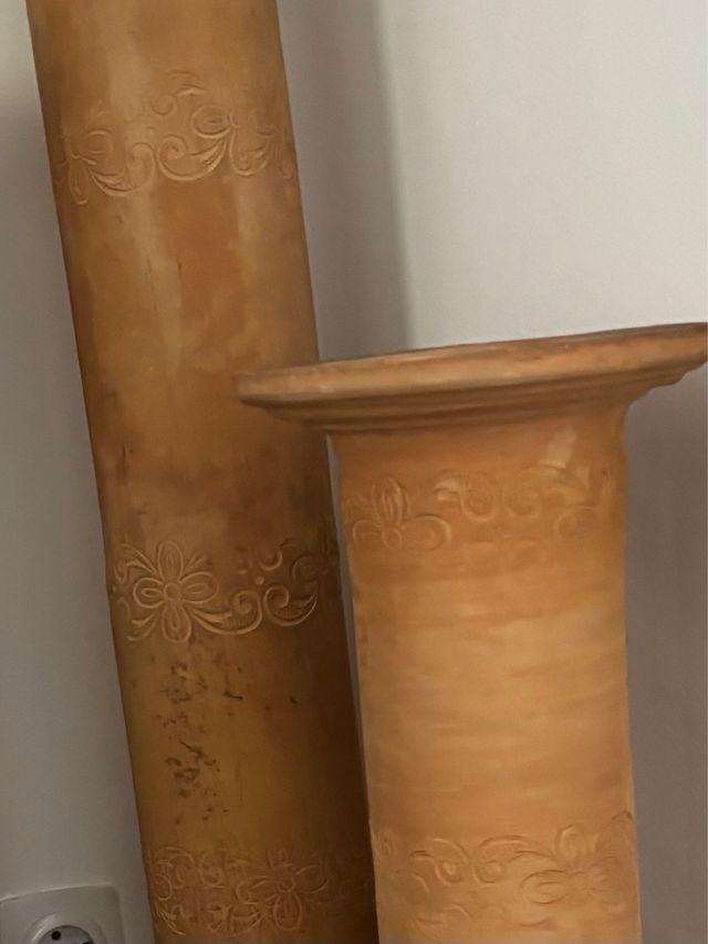 4 columnas de barro decoradas