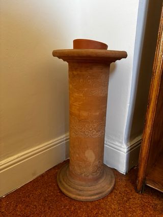 4 columnas de barro decoradas