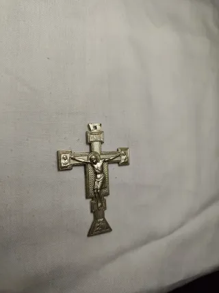 Crucifijo de plata con figuras