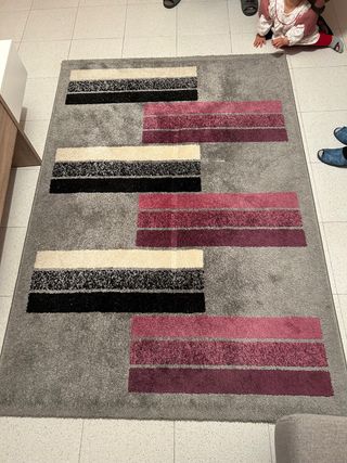 Alfombra gris y rosa poliéster