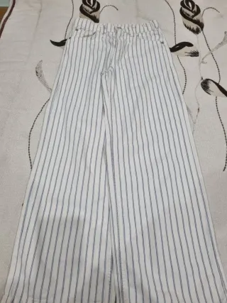 Pantalones de rayas blancos y azules