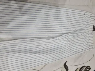 Pantalones de rayas blancos y azules