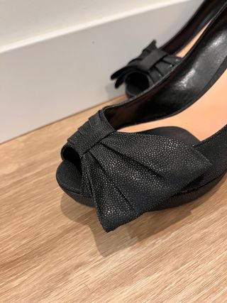 Sandalias tacón negras con lazo