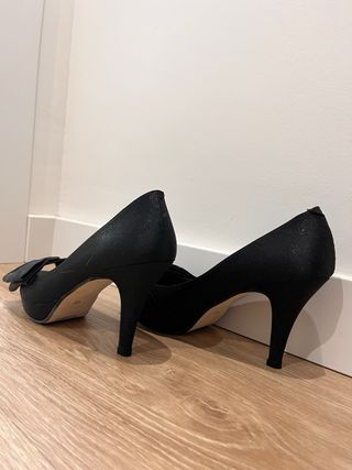Sandalias tacón negras con lazo