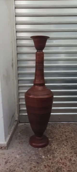 Jarrón cerámico marrón alto