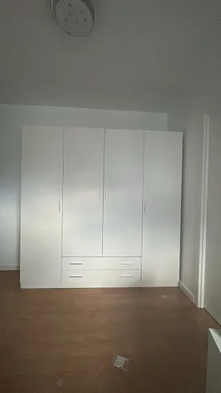 Armario blanco de madera