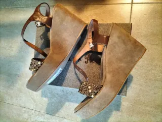 Sandalias Alma en Pena cuña marrón y oro