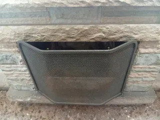 Protector chimenea y estante leña hierro forjado.