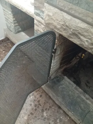 Protector chimenea y estante leña hierro forjado.