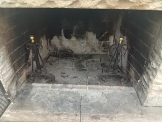 Protector chimenea y estante leña hierro forjado.