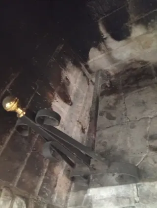 Protector chimenea y estante leña hierro forjado.