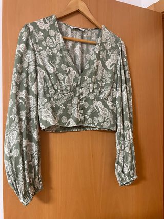 Blusa verde y blanca estampada
