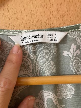 Blusa verde y blanca estampada