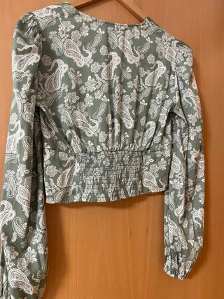 Blusa verde y blanca estampada