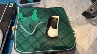 Sudadero, protectores y orejeras verde