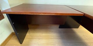 Mesa de despacho de madera