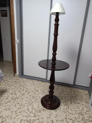 Lámpara de pie de madera de caoba con mesa auxilia